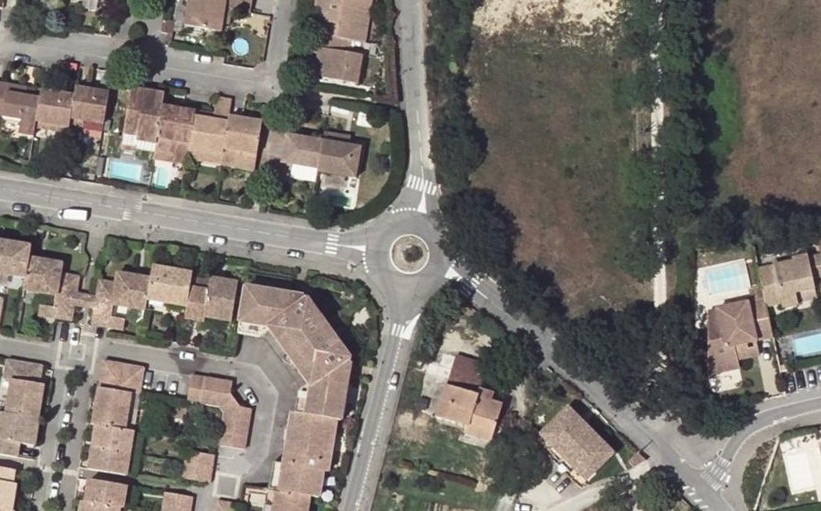 Vue aérienne du Rond-point anonyme n°675192535