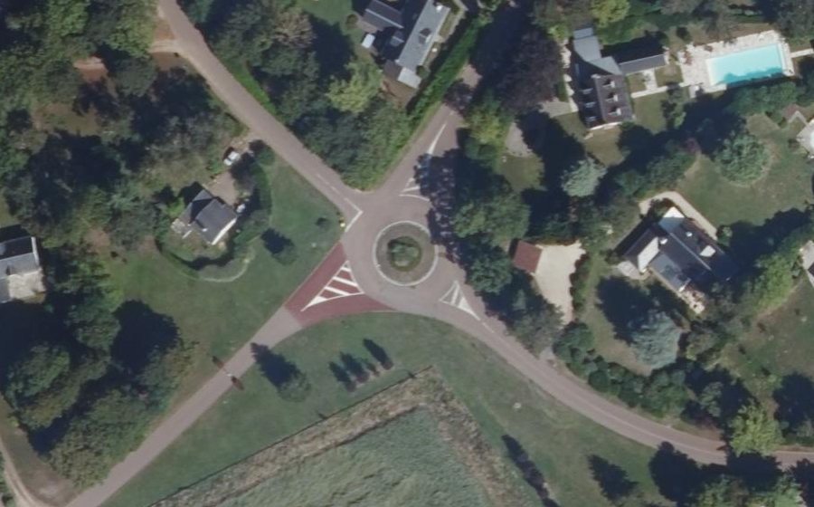 Vue aérienne du Rond-point anonyme n°675209053