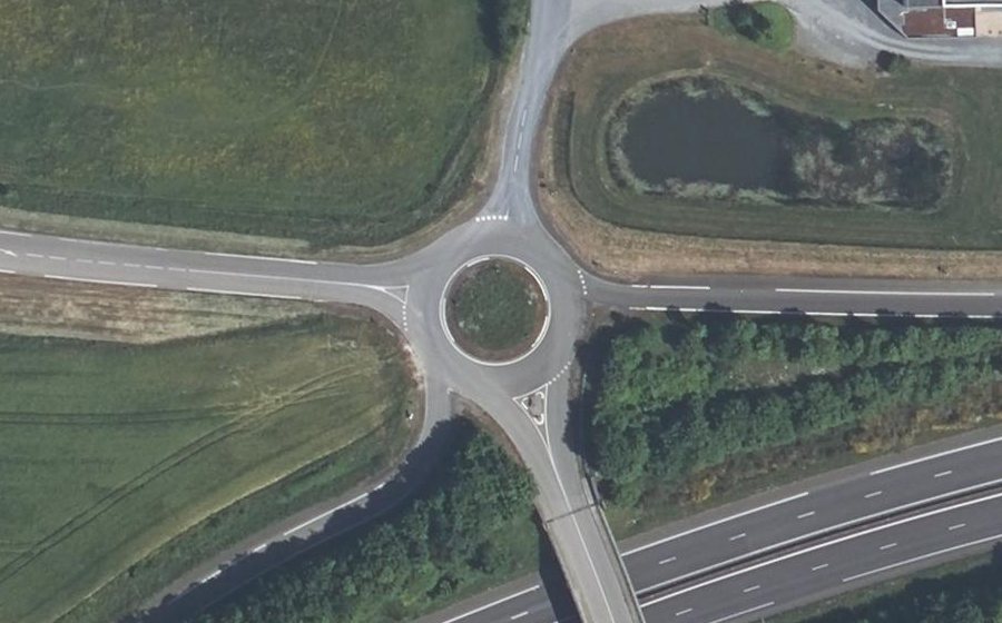 Vue aérienne du Rond-point anonyme n°67536734