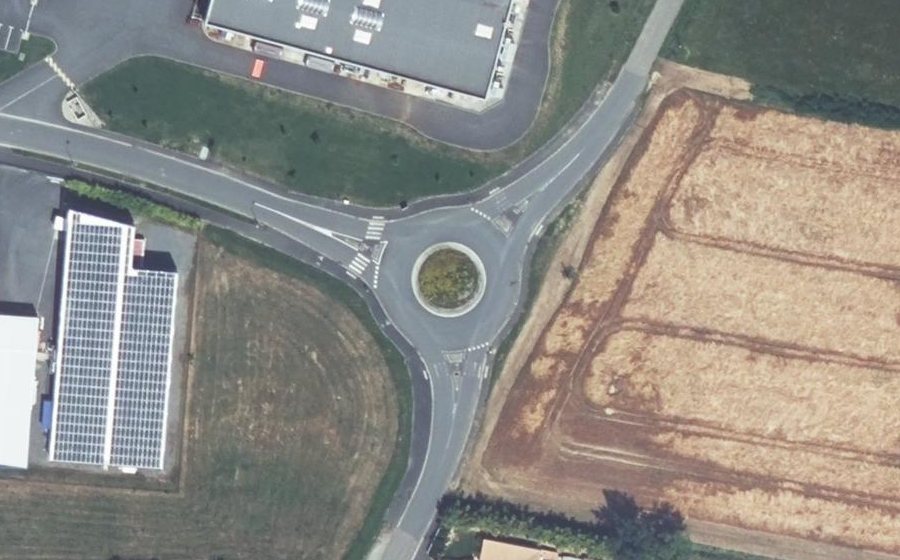 Vue aérienne du Rond-point anonyme n°675445191