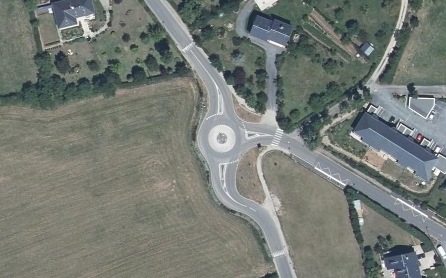 Vue aérienne du Rond-point anonyme n°675452360