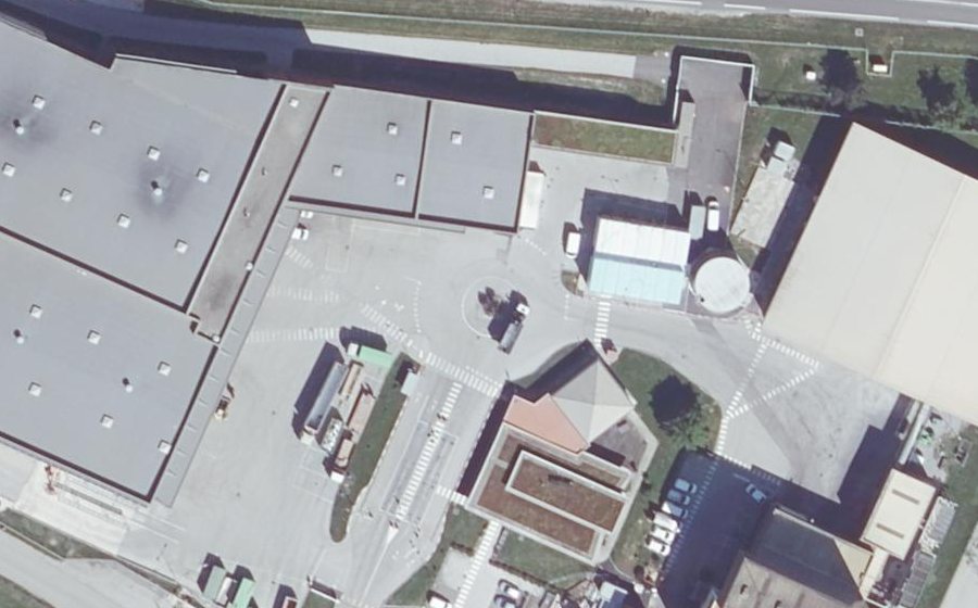 Vue aérienne du Rond-point anonyme n°675463294
