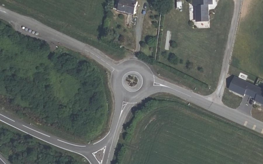 Vue aérienne du Rond-point anonyme n°67553640