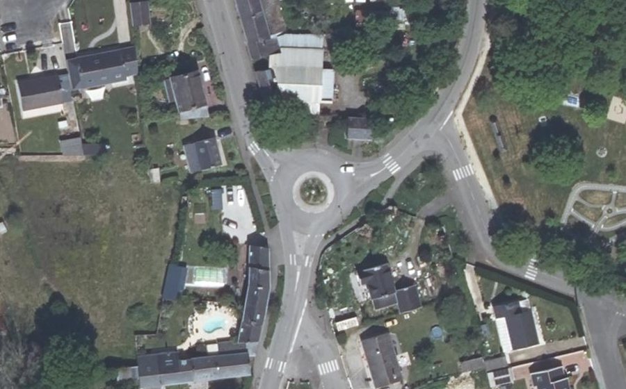 Vue aérienne du Rond-point anonyme n°675774100