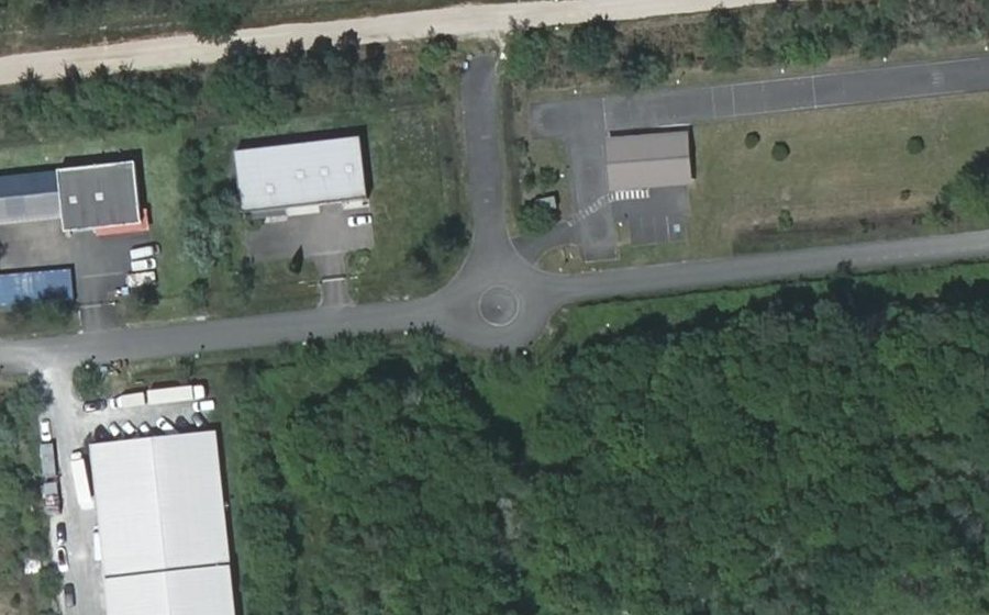 Vue aérienne du Rond-point anonyme n°675816688
