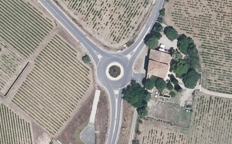 Vue aérienne du Rond-point anonyme n°675832136