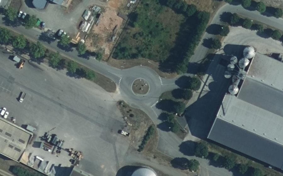 Vue aérienne du Rond-point anonyme n°675942755