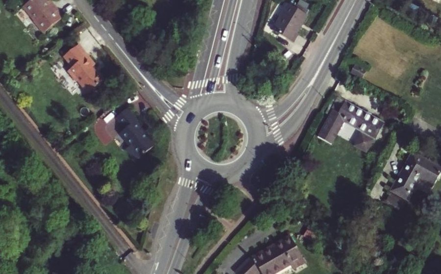 Vue aérienne du Rond-point anonyme n°676026759