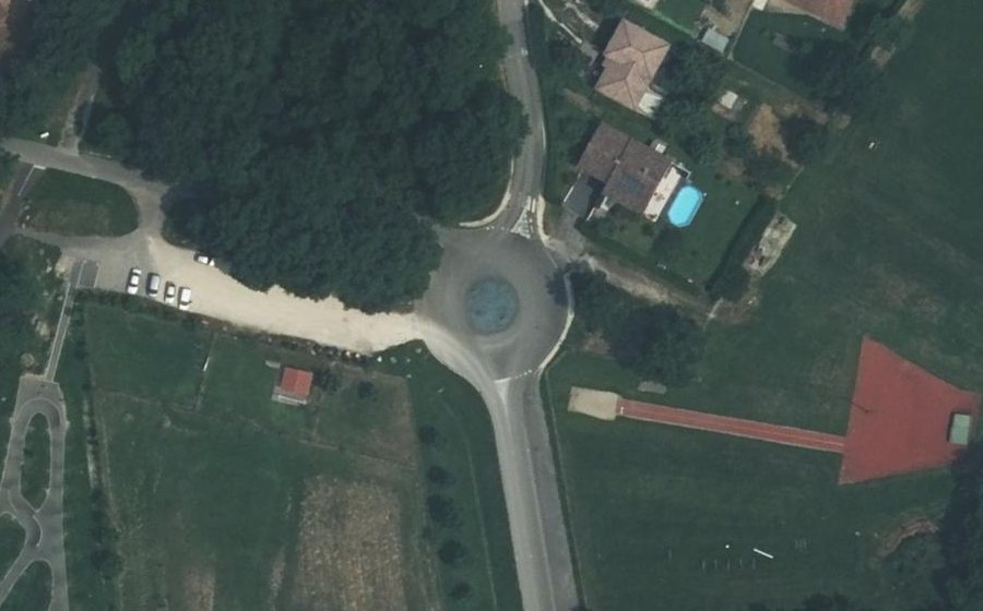 Vue aérienne du Rond-point anonyme n°676063505