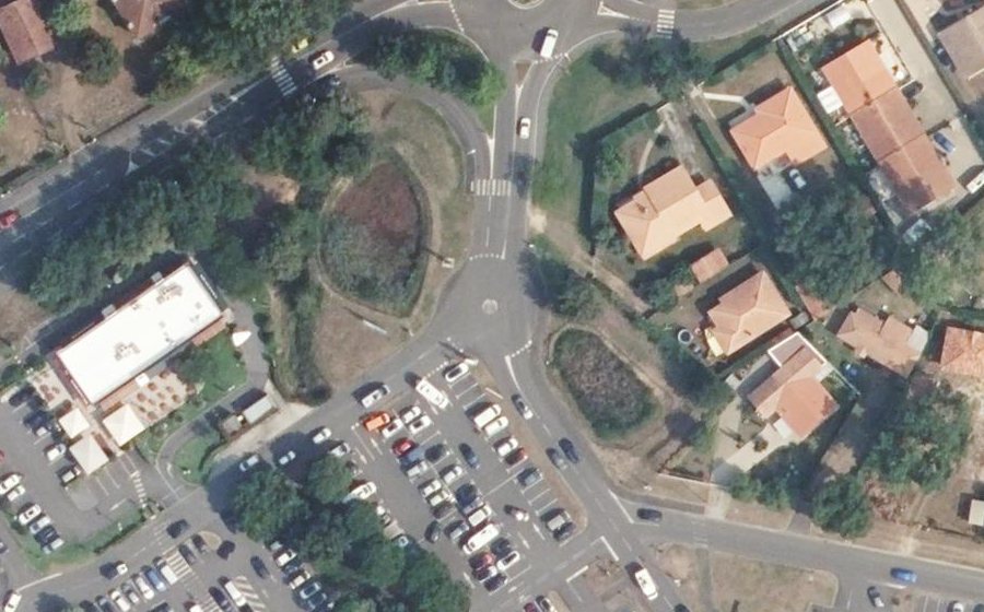 Vue aérienne du Rond-point anonyme n°676092890
