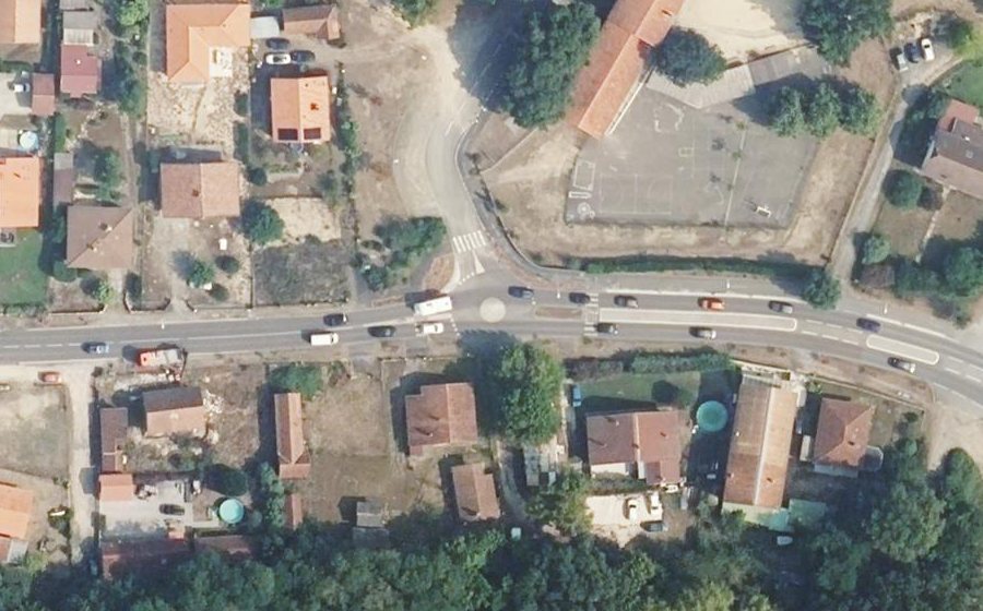 Vue aérienne du Rond-point anonyme n°676099567