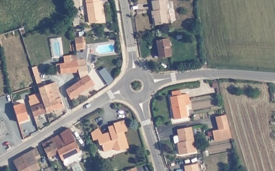 Vue aérienne du Rond-point anonyme n°676541427