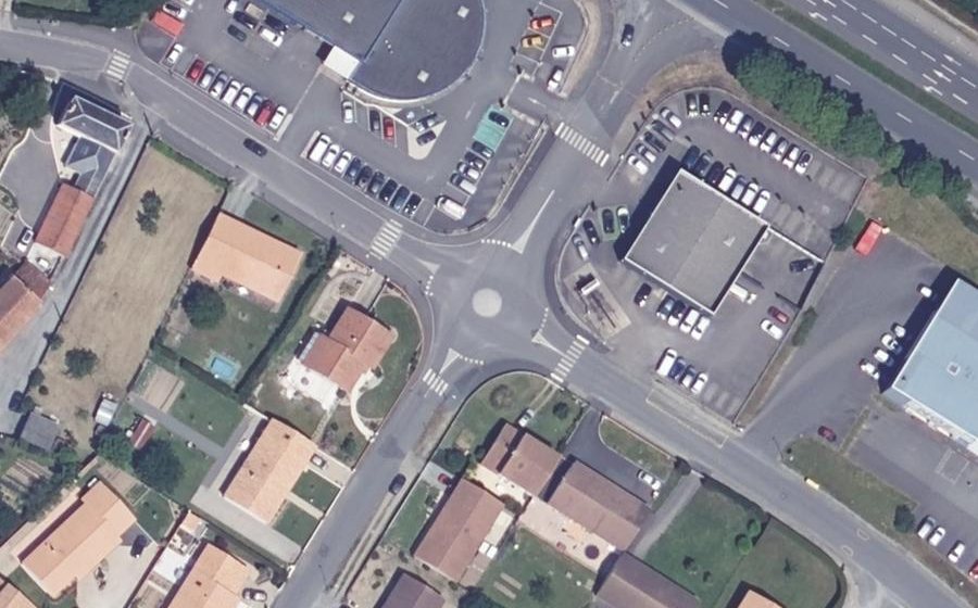 Vue aérienne du Rond-point anonyme n°676573769