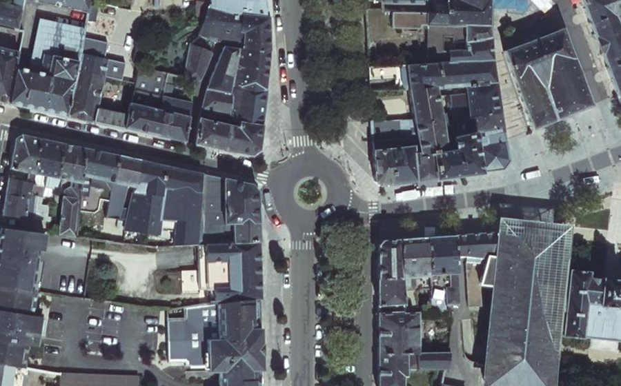 Vue aérienne du Rond-point anonyme n°67660589