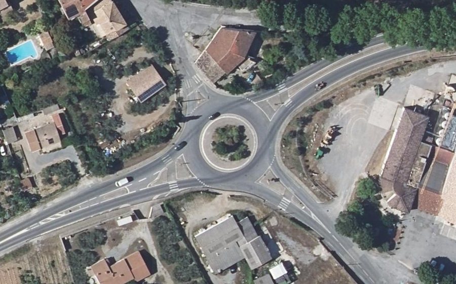 Vue aérienne du Rond-point anonyme n°67671614