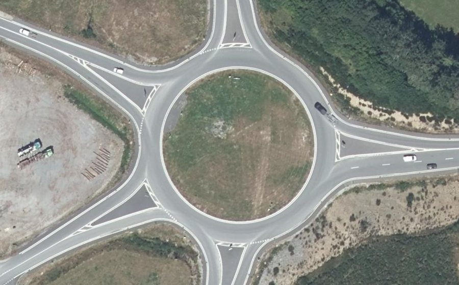Vue aérienne du Rond-point anonyme n°676743792