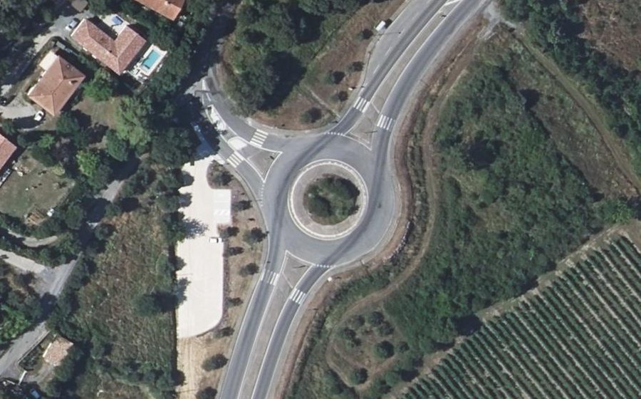 Vue aérienne du Rond-point anonyme n°67681052