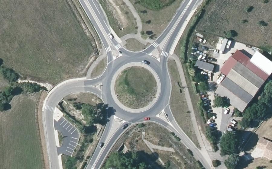 Vue aérienne du Rond-point anonyme n°67689730
