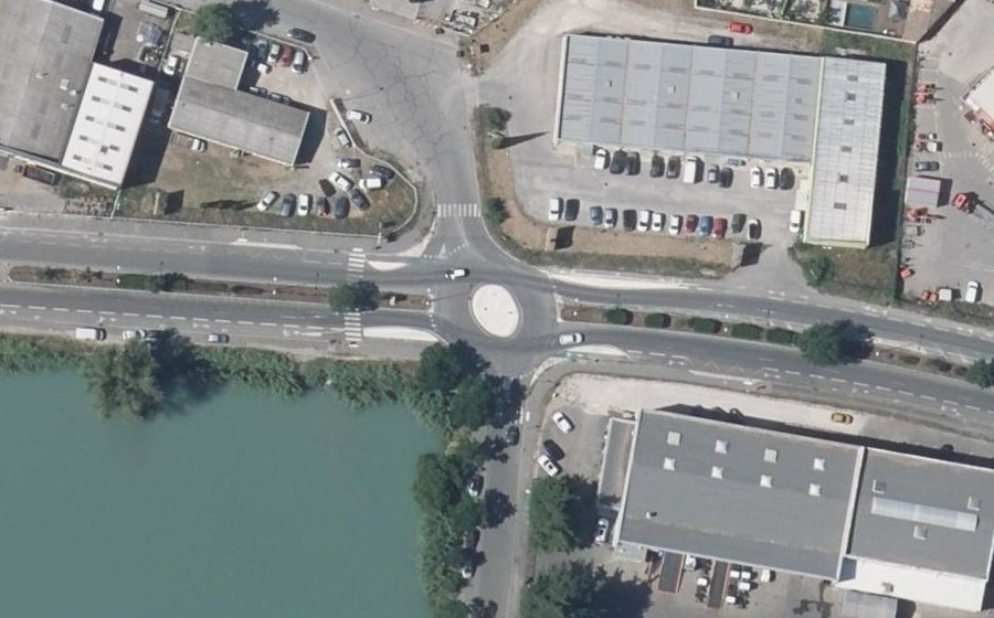 Vue aérienne du Rond-point anonyme n°676931669
