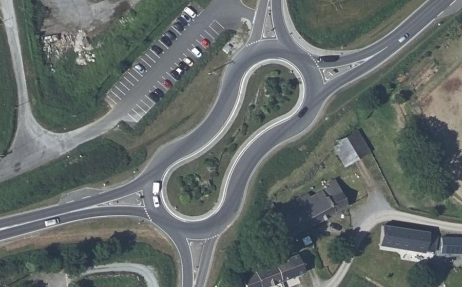 Vue aérienne du Rond-point anonyme n°676989088