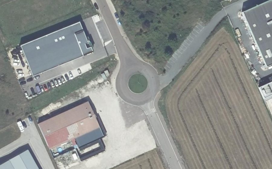 Vue aérienne du Rond-point anonyme n°677005308