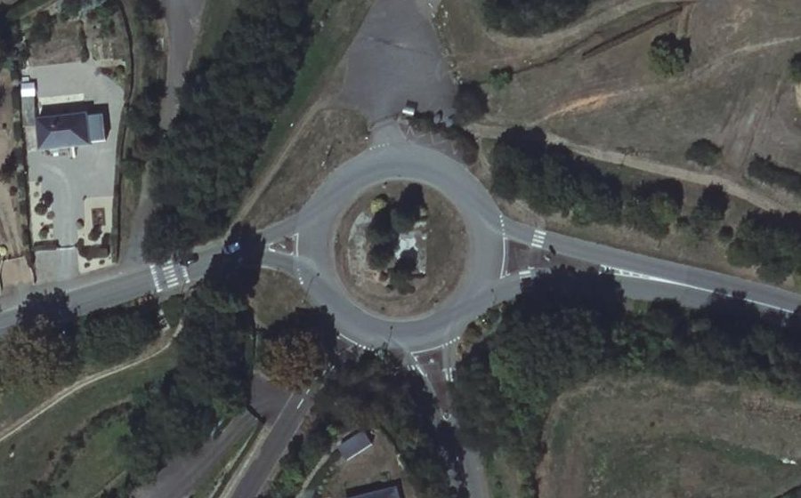 Vue aérienne du Rond-point anonyme n°67702928