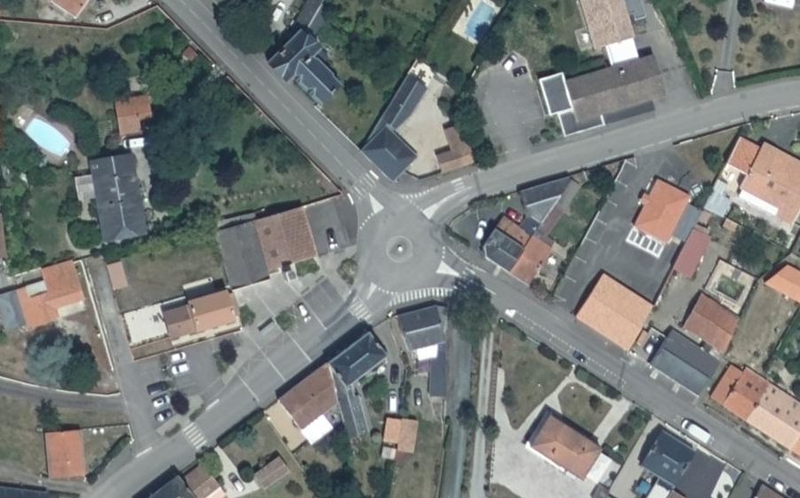 Vue aérienne du Rond-point anonyme n°677102333