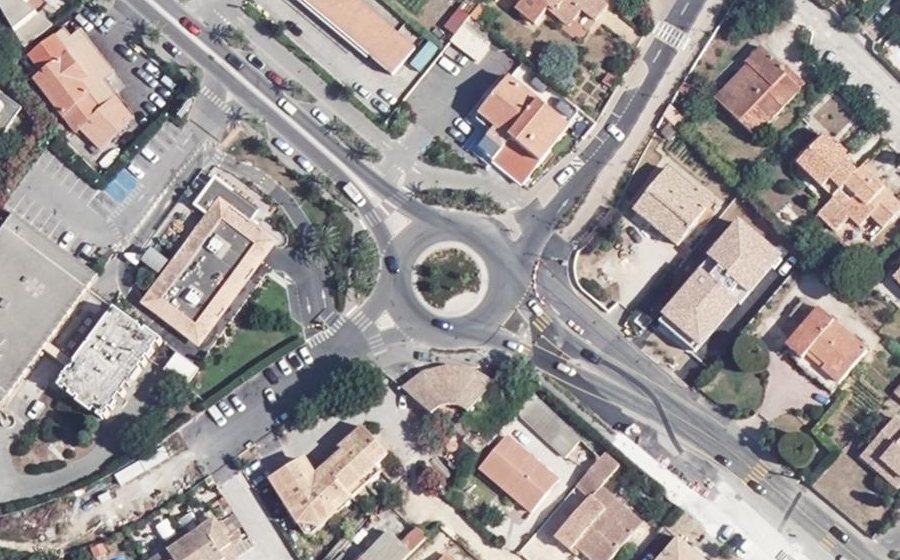 Vue aérienne du Rond-point anonyme n°677207580
