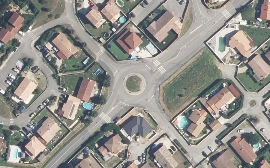 Vue aérienne du Rond-point anonyme n°67723295