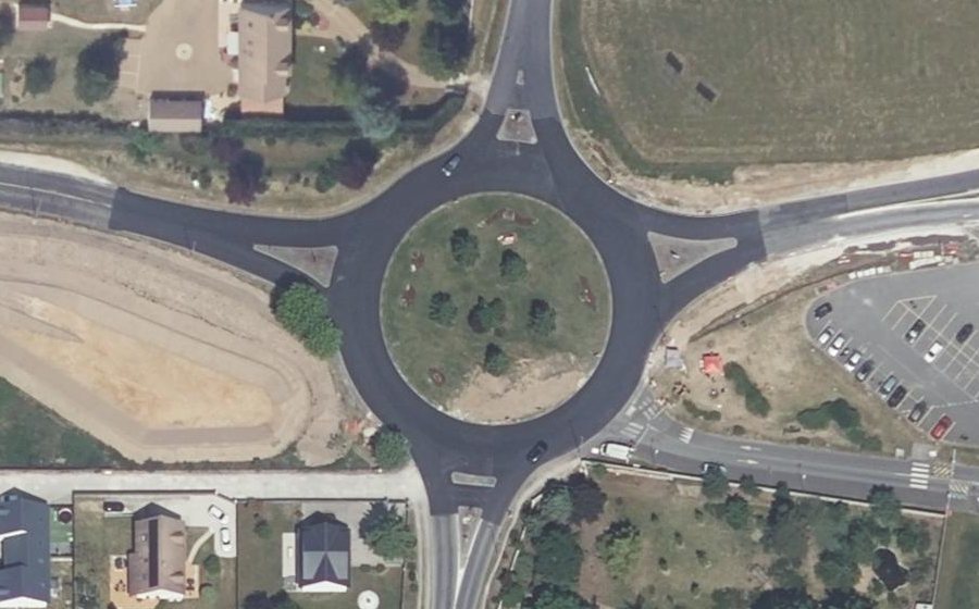Vue aérienne du Rond-point anonyme n°67735074