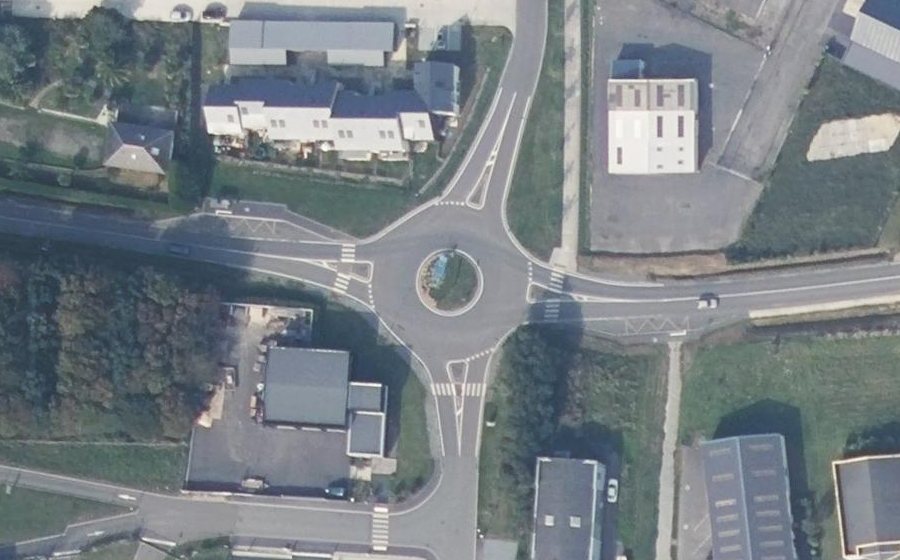 Vue aérienne du Rond-point anonyme n°677464713