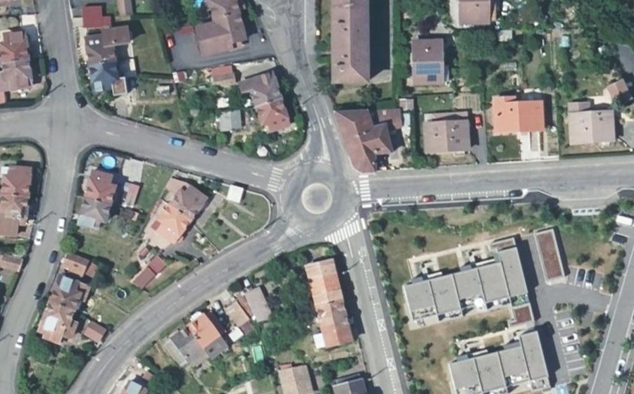 Vue aérienne du Rond-point anonyme n°677480755