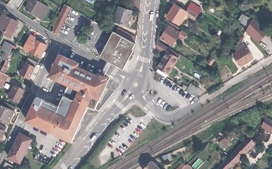 Vue aérienne du Rond-point anonyme n°677486600