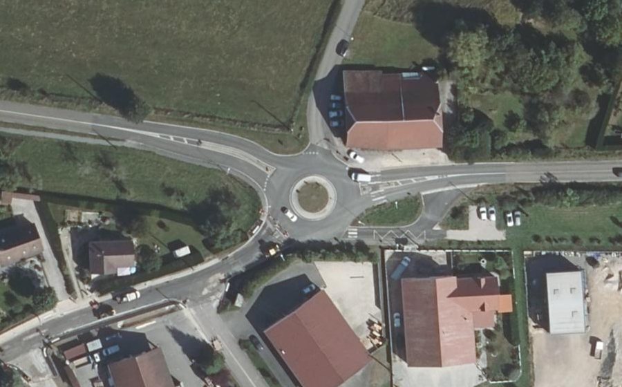Vue aérienne du Rond-point anonyme n°67751897