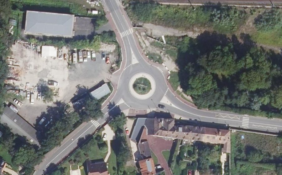 Vue aérienne du Rond-point anonyme n°677611378