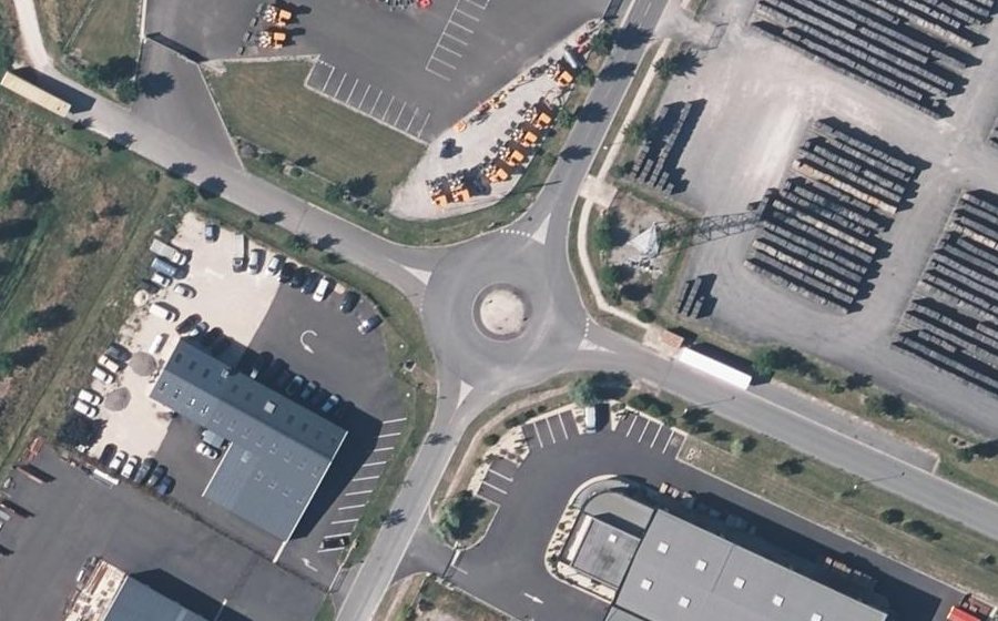Vue aérienne du Rond-point anonyme n°677616044