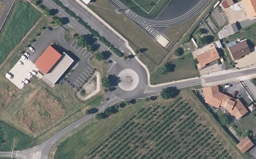 Vue aérienne du Rond-point anonyme n°677616046