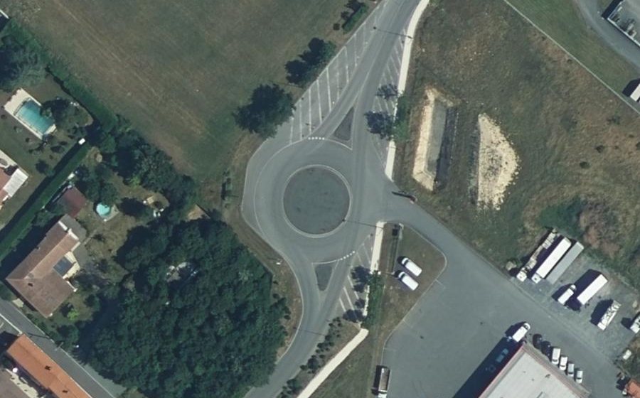 Vue aérienne du Rond-point anonyme n°677620106