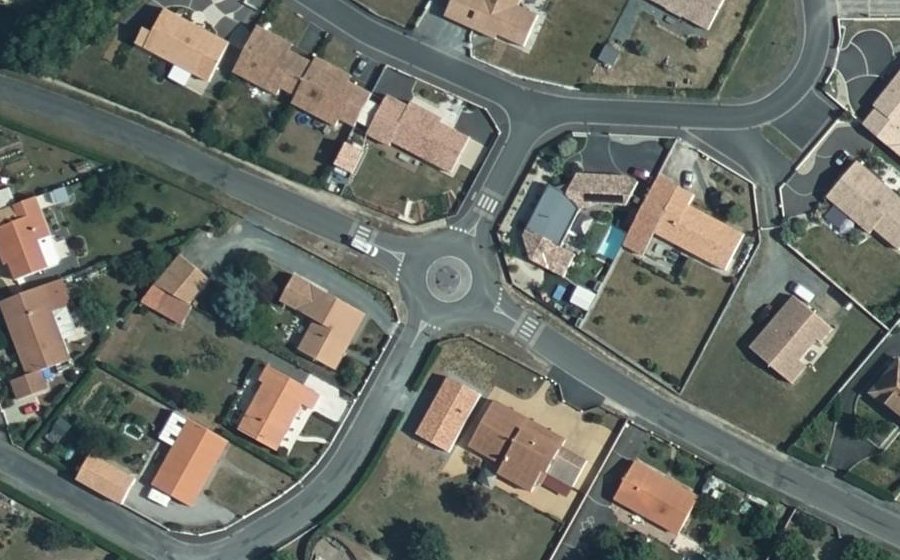 Vue aérienne du Rond-point anonyme n°677641332