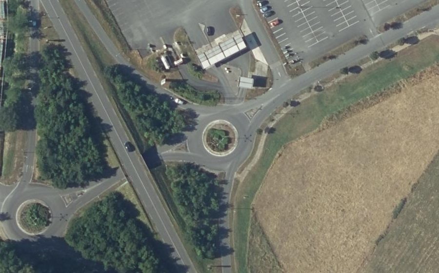 Vue aérienne du Rond-point anonyme n°677670853