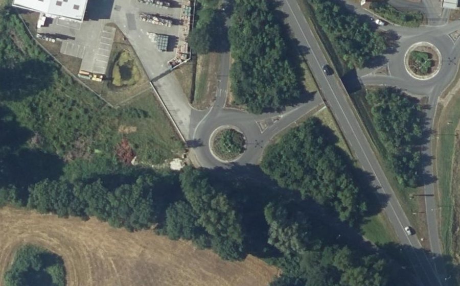 Vue aérienne du Rond-point anonyme n°677670863