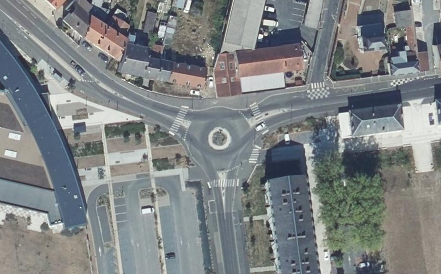 Vue aérienne du Rond-point anonyme n°677766708