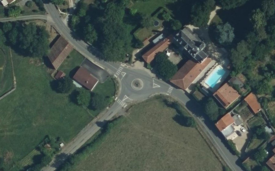 Vue aérienne du Rond-point anonyme n°677854379