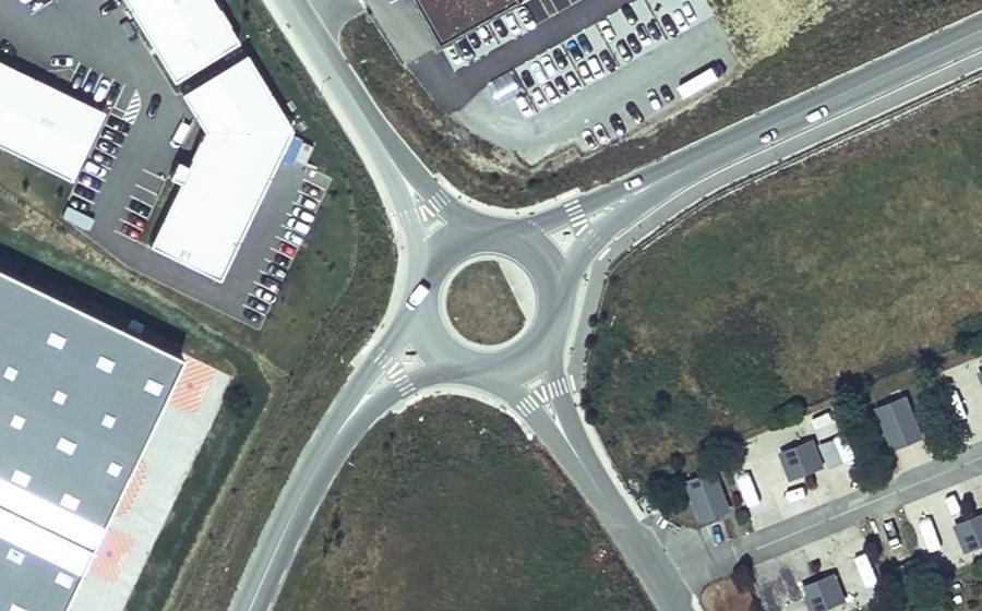 Vue aérienne du Rond-point anonyme n°677887542
