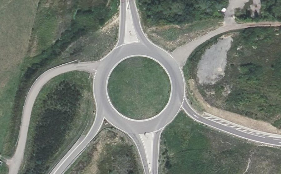 Vue aérienne du Rond-point anonyme n°677901740