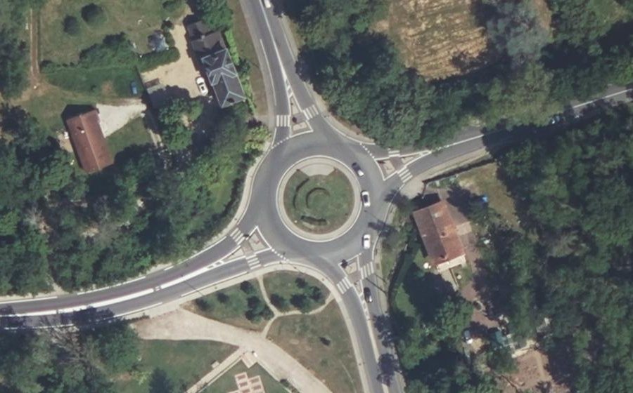 Vue aérienne du Rond-point anonyme n°677912834