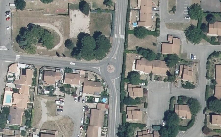 Vue aérienne du Rond-point anonyme n°677938730