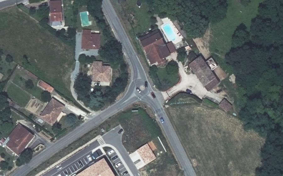 Vue aérienne du Rond-point anonyme n°67801818