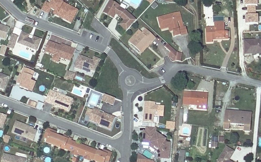 Vue aérienne du Rond-point anonyme n°67805900