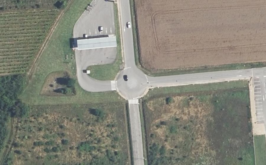 Vue aérienne du Rond-point anonyme n°678177725